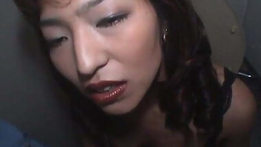 Kyoko Izumi gives good blowjob at toilet