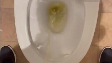 иЙ≤йїТз≠ЛиВЙзФЈе≠РгБМгГИгВ§гГђгБІжИСжЕҐгБІгБНгБЪгБЂжФЊе∞њгАБе∞ПдЊњгААжЧ•жЬђдЇЇгААзД°дњЃж≠£гААзі†дЇЇгААеАЛдЇЇжТЃељ±гААjapanese hentai muscle man peeing uncensored asian