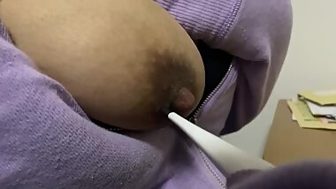 вЩѓ02 Female college student measures temperature with boobs