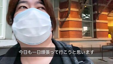 жЬЭгБЛгВЙжЭ±дЇђйІЕгБЃеС®иЊЇгВТи™ђжШОгБЩгВЛзФЈ