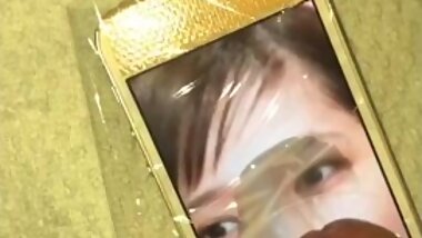 A uncut but handsome man estrus and ejaculates a lot on a beautiful woman.