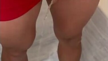 еѓЭиµЈгБНгБЃиЙ≤йїТз≠ЛиВЙзФЈе≠РгБМиµ§гБЃгГСгГ≥гГДгБІжИСжЕҐгБІгБНгБЪйҐ®еСВе†ігБЂжФЊе∞њгАБе∞ПдЊњгААжЧ•жЬђдЇЇгААзД°дњЃж≠£гААзі†дЇЇгААеАЛдЇЇжТЃељ±гААjapanese hentai muscle man peeing uncensored asian