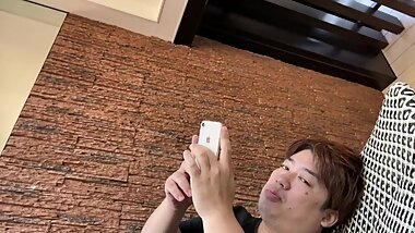 гГЫгГЖгГЂгБЃе±ЛдЄКгГЖгГ©гВєгБІгГ©гГ≥гГБгВТж•љгБЧгВАзФЈ