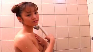 Asian babe Sayaka Kusunoki is washing her nice puss