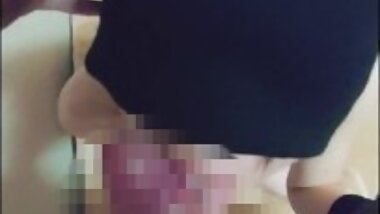 The rich blowjob that holds the pussy of the head and mouth is too comfortable and full erection