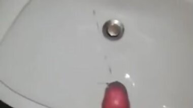 Cumming in a sink outside