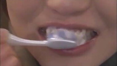 nozomi kasiwagi washes her dirty mouth with cum toothpaste
