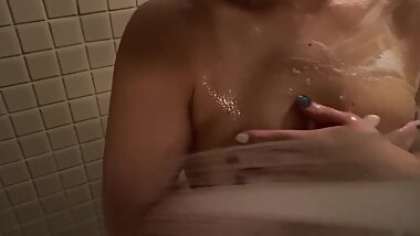 пЉИPersonal shooting 23 years oldпЉЙI had my nipples bullied with a powerful shower